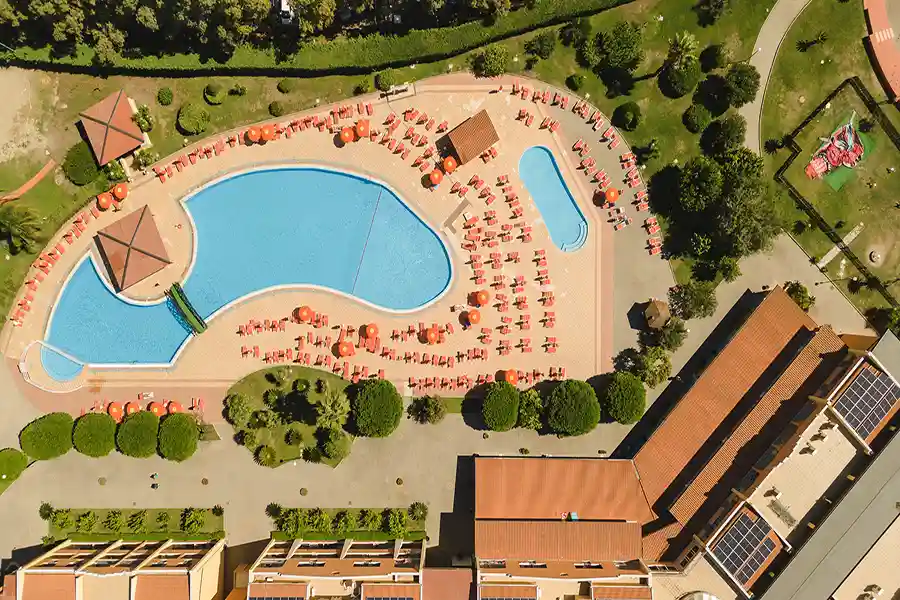 Piscina ampia ed attrezzata